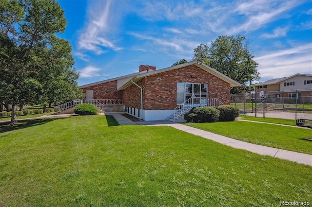 view of front of home featuring a front lawn