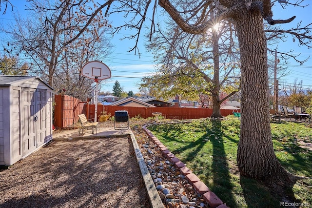 view of yard featuring a storage unit