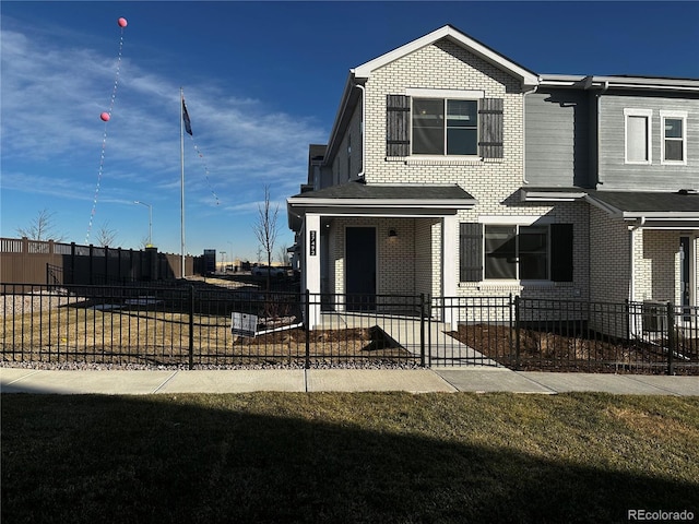 view of front facade featuring a front lawn