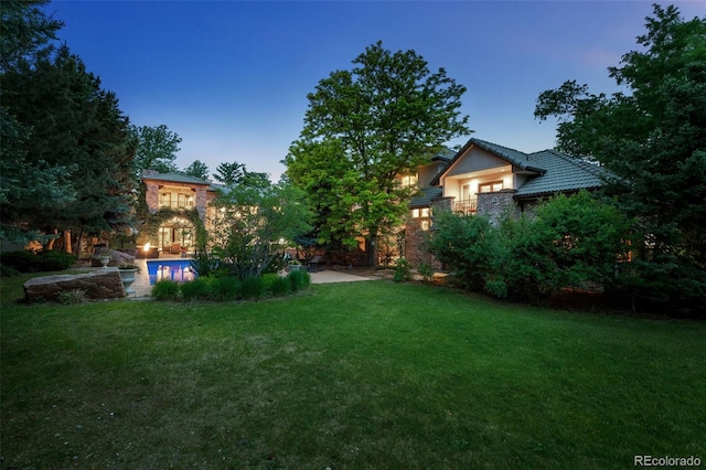 view of yard at dusk