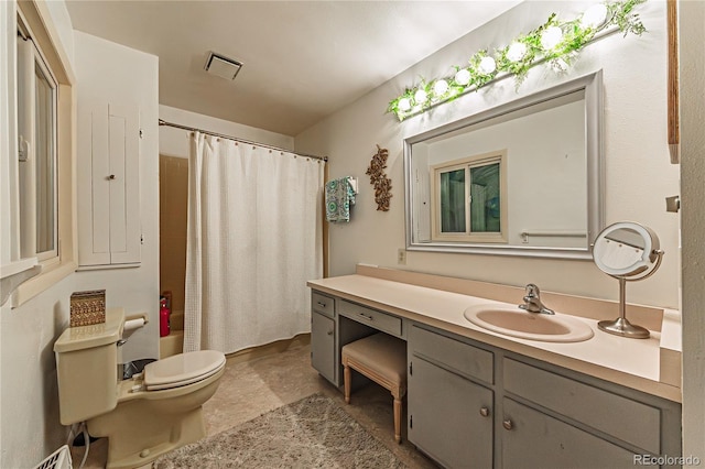 bathroom featuring visible vents, curtained shower, vanity, and toilet