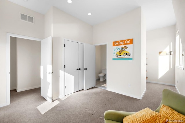 sitting room with baseboards, visible vents, carpet flooring, and recessed lighting