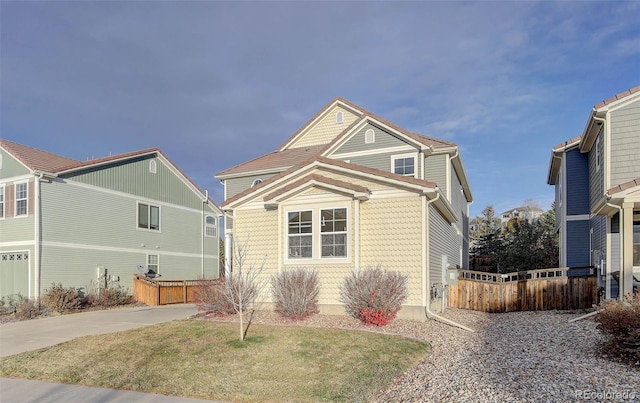 front facade featuring a front yard