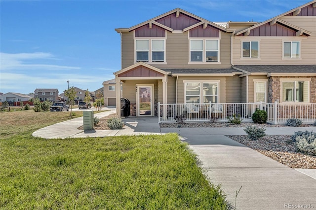 view of front of property with a front lawn