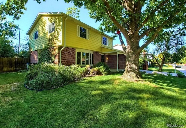 view of front of house featuring a front yard