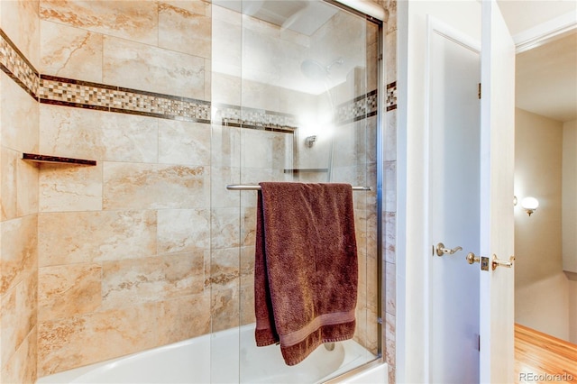 bathroom with combined bath / shower with glass door