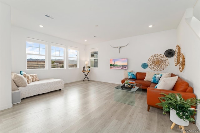 living area featuring baseboards, recessed lighting, visible vents, and light wood-style floors