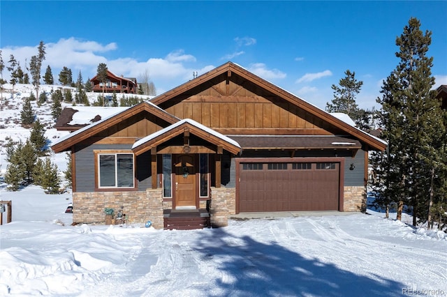 view of front facade featuring a garage