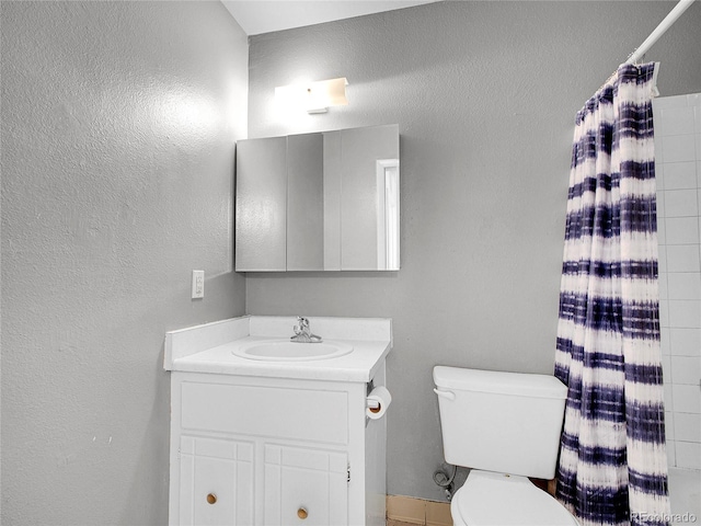 full bathroom with vanity, toilet, and a shower with curtain