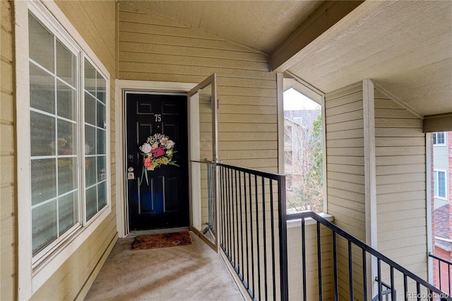 property entrance featuring a balcony