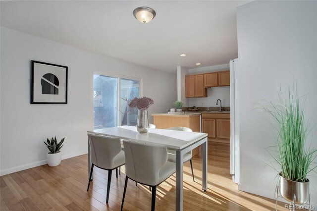 dining area with recessed lighting, light wood-style flooring, and baseboards