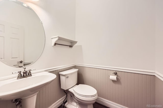 bathroom featuring toilet and sink