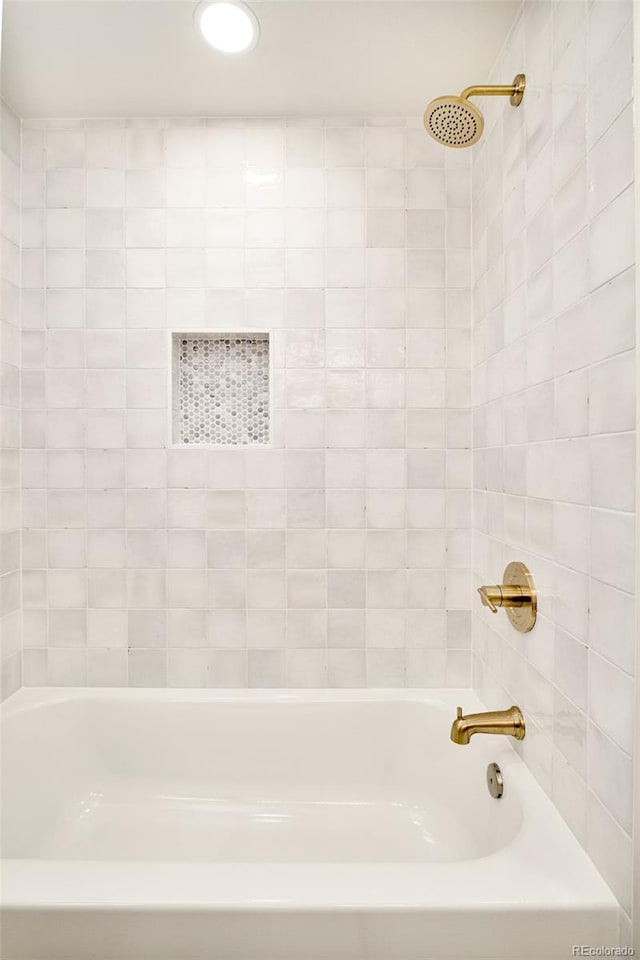 bathroom featuring tiled shower / bath combo