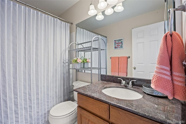 full bathroom featuring vanity, toilet, and a shower with shower curtain