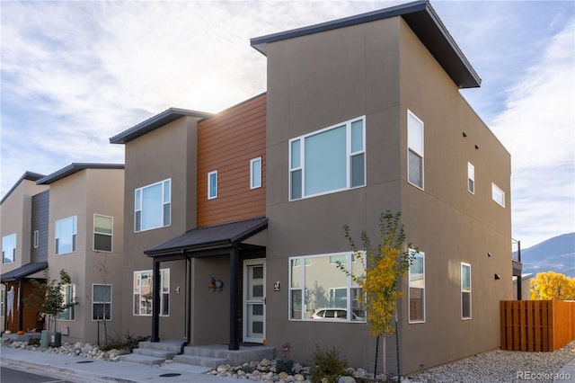 view of front of house featuring a mountain view