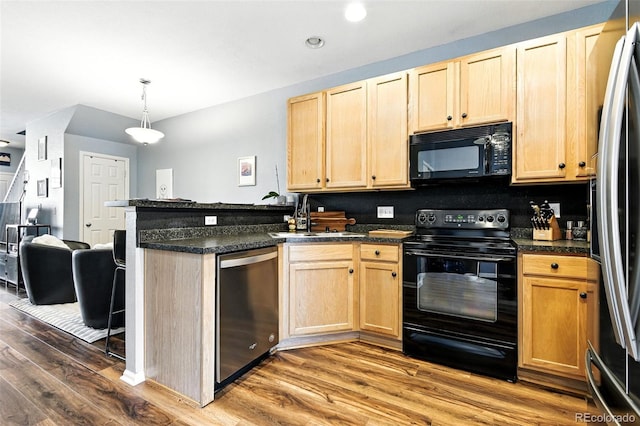15612 E 96th Way Unit 20B, Commerce City, CO 80022 - kitchen featuring black appliances, a peninsula, dark countertops, and recessed lighting