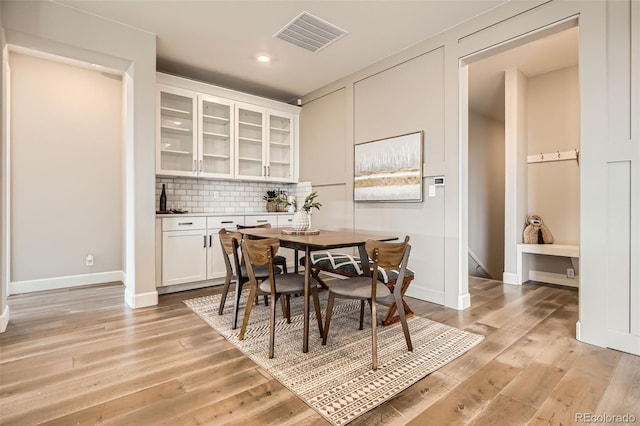4955 N Picadilly Ct, Aurora, CO 80019 - dining room with light wood-style floors, baseboards, and recessed lighting