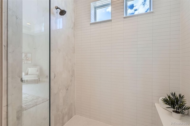 4955 N Picadilly Ct, Aurora, CO 80019 - bathroom featuring a tile shower