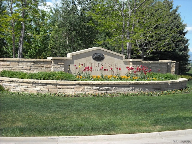 community sign featuring a lawn