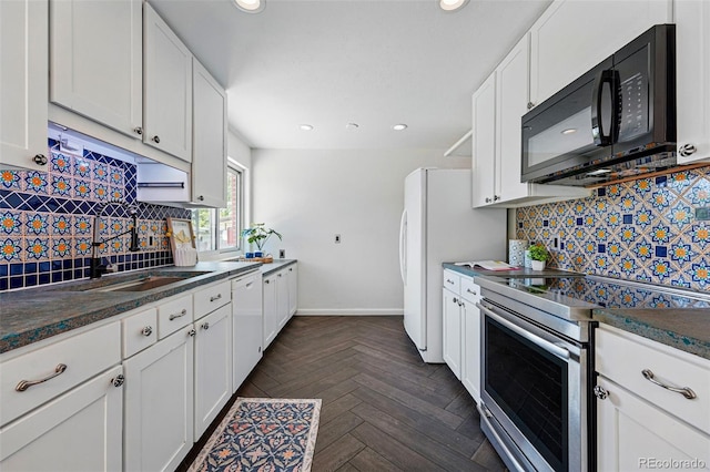6088 Quail Ct, Arvada, CO 80004 - kitchen featuring white appliances, a sink, backsplash, dark countertops, and recessed lighting