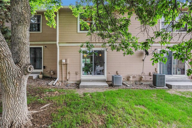 1534 S Ouray Cir Unit B, Aurora, CO 80017 - rear view of property with central AC unit and a yard