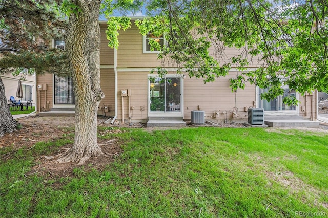 1534 S Ouray Cir Unit B, Aurora, CO 80017 - back of house with a lawn and cooling unit
