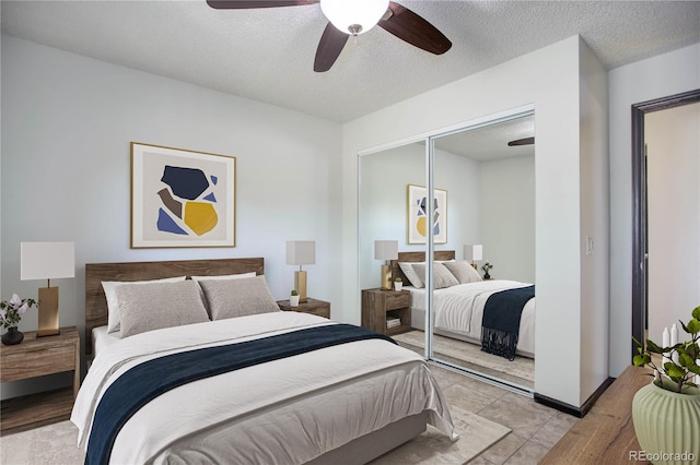 bedroom with a textured ceiling, a ceiling fan, and a closet