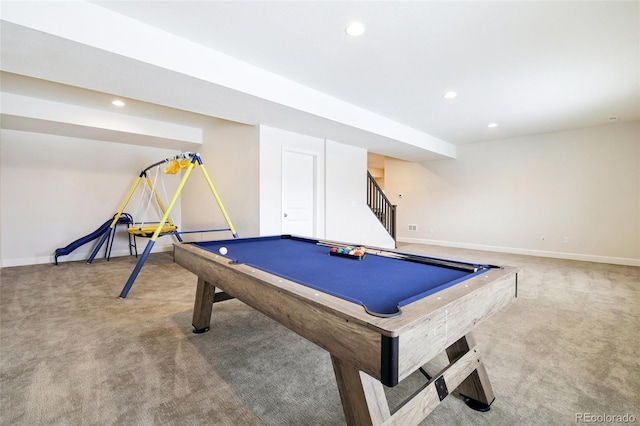 recreation room featuring carpet