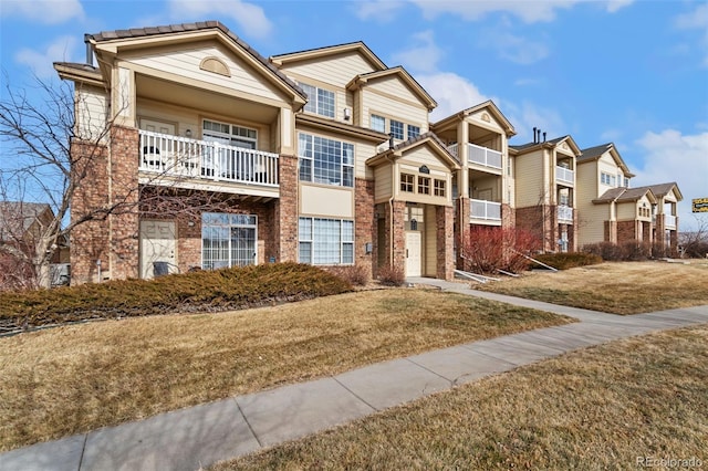 view of front of property featuring a front lawn