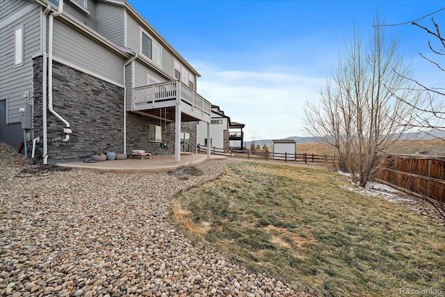 view of yard with a patio area