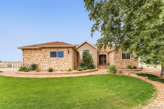 ranch-style house featuring a front lawn