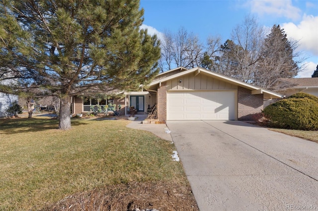 ranch-style home featuring a front lawn and a garage