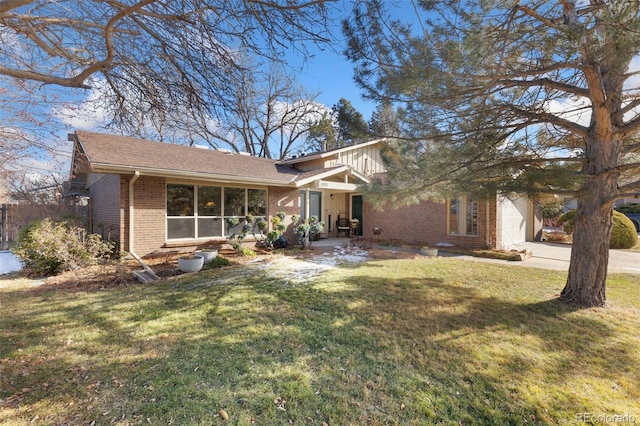 view of front of property featuring a front lawn and a garage