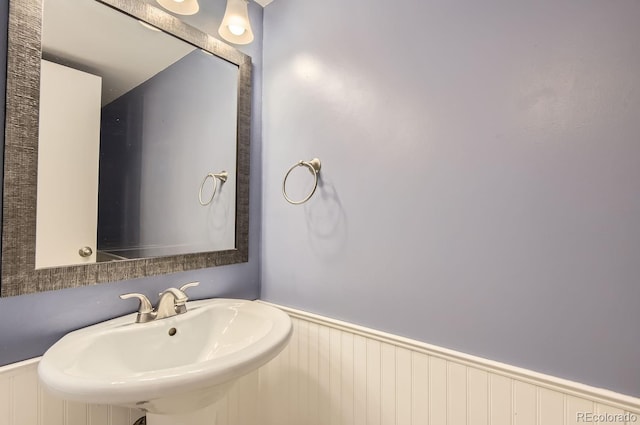 bathroom featuring sink