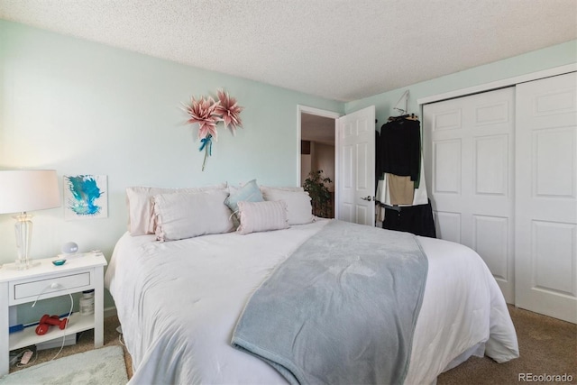 bedroom featuring carpet flooring, a textured ceiling, and a closet