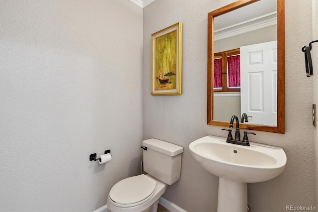 10358 Kelliwood Way, Highlands Ranch, CO 80126 - bathroom with crown molding, toilet, and baseboards