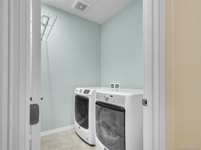 washroom with laundry area, independent washer and dryer, visible vents, and baseboards