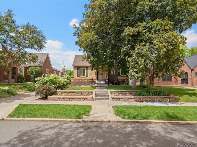 view of front of house featuring a front lawn