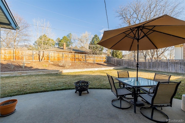 view of patio with an outdoor fire pit