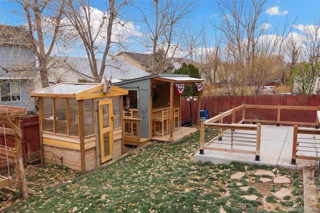 view of yard with an outdoor structure