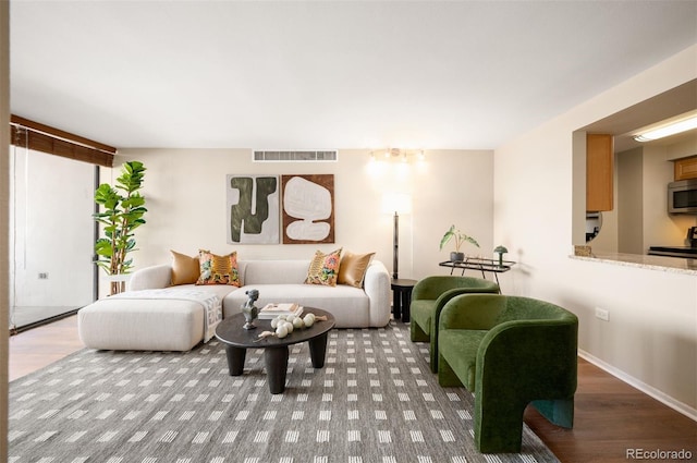 living area featuring carpet, visible vents, and baseboards