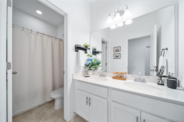 full bath featuring a shower with shower curtain, double vanity, toilet, and a sink