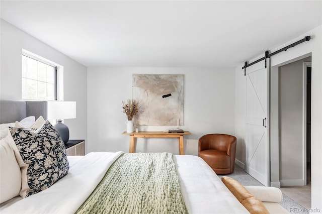 bedroom featuring a barn door