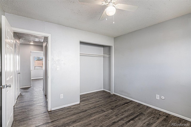 unfurnished bedroom with ceiling fan, a textured ceiling, dark hardwood / wood-style flooring, and a closet