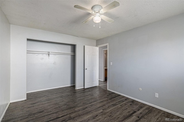 unfurnished bedroom with ceiling fan, dark wood-type flooring, a textured ceiling, and a closet