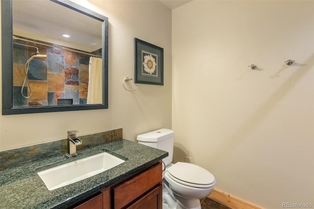 full bathroom featuring toilet, a shower with shower curtain, and vanity