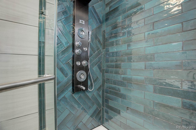 interior details with a tile shower