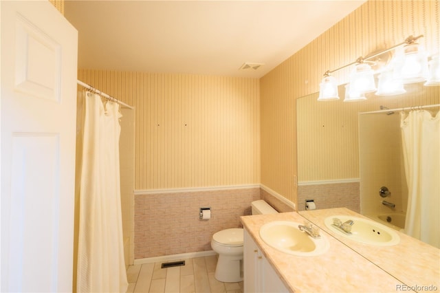 full bathroom featuring shower / tub combo with curtain, vanity, and toilet