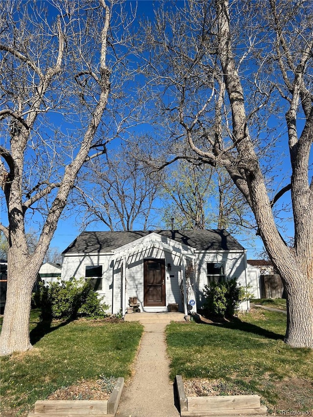 view of front of property featuring a front yard