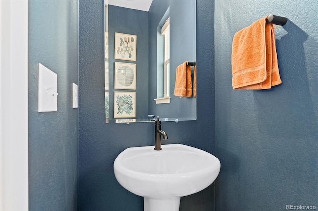 20998 E 60th Pl, Aurora, CO 80019 - bathroom featuring a textured wall